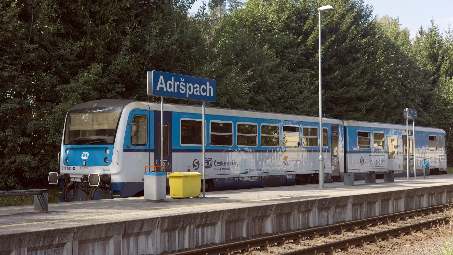 Pociąg przy skałach w Adršpachu